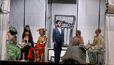 Una foto di scena da "Cenerentola"