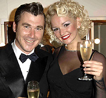 Ian Kelsey e Jennifer Ellison in abiti di scena