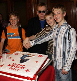 Elton John con gli interpreti di "Billy Elliot"
