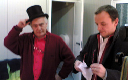 Saverio Marconi e Gianluca Guidi scherzano nei canerini del Teatro della Luna