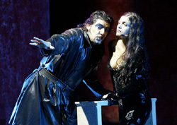 Vittorio Matteucci come Scarpia in "Tosca amore disperato", con Rosalia Misseri