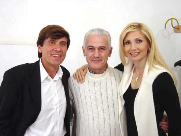 Saverio Marconi tra Gianni Morandi e Lorella Cuccarini (dal sito www.saveriomarconi.it)