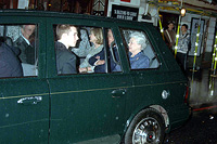 La regina Elisabetta in taxi per recarsi a teatro (foto Dave M. Benett per Theatre.com)