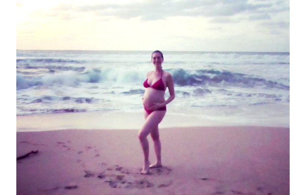 Anne Hathaway si mostra col pancione Anne Hathaway si mostra col pancione