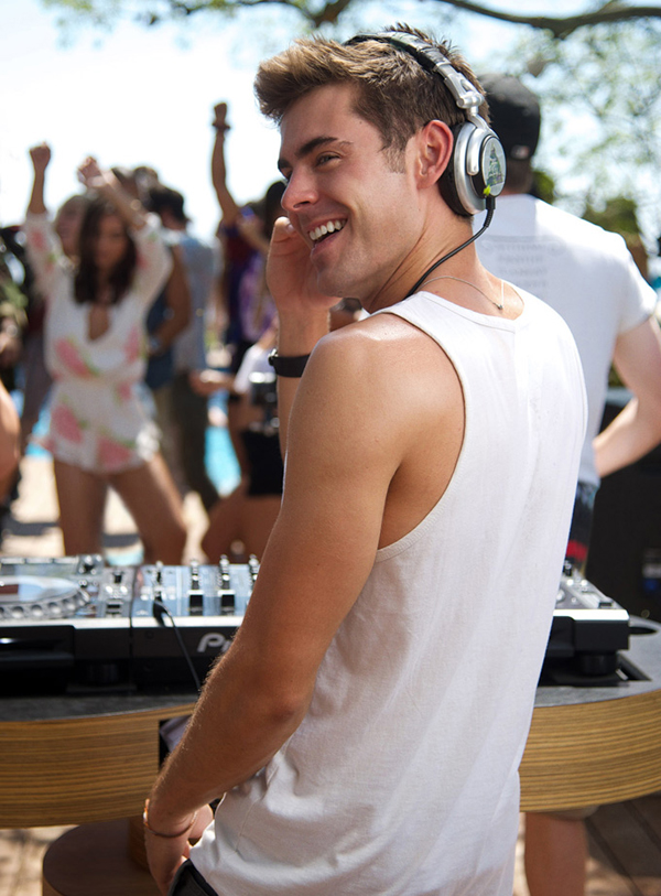 Zac Efron hot nel film "We Are Your Friends" Zac Efron hot nel film "We Are Your Friends"