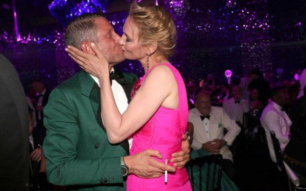 Bacio appassionato di Lapo a Uma Bacio appassionato di Lapo a Uma