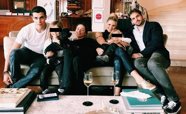 Ritratto di famiglia con sorpresa Ritratto di famiglia con sorpresa