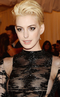 La riconoscete? E' Anne Hathaway! La riconoscete? E' Anne Hathaway!