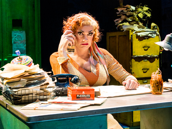 Una Miss Hannigan en travesti a Londra Una Miss Hannigan en travesti a Londra