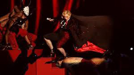 Madonna: che caduta! Madonna: che caduta!