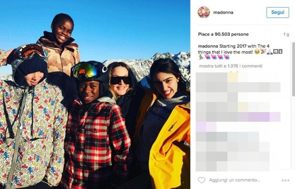 Madonna in vacanza con i figli Madonna in vacanza con i figli