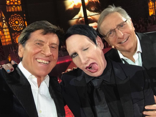 Morandi criticato per il selfie con Manson Morandi criticato per il selfie con Manson