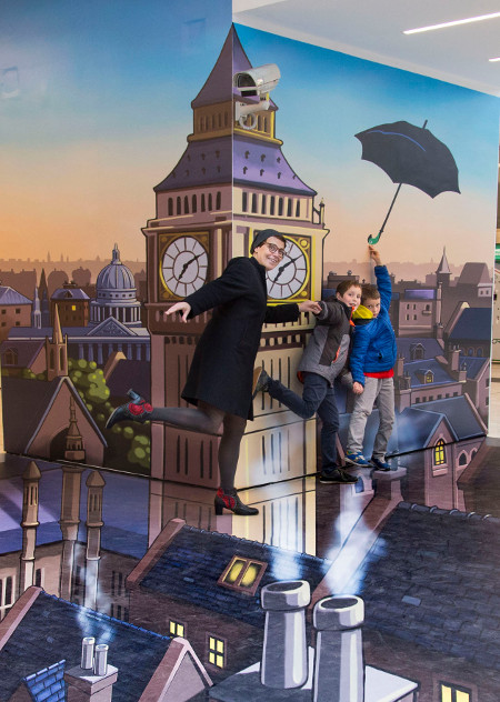 Mary Poppins alla Stazione Garibaldi di Milano Mary Poppins alla Stazione Garibaldi di Milano