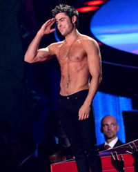 Zac Efron resta senza camicia Zac Efron resta senza camicia
