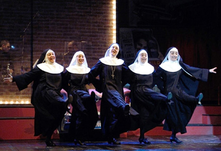 Il cast di 'Nunsense'