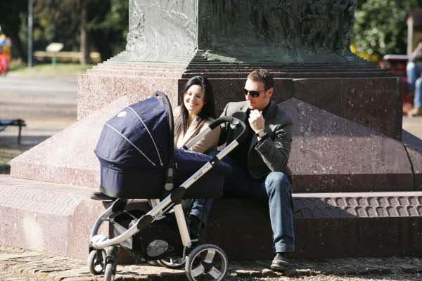 Amadeus e Giovanna Civitillo genitori felici al parco