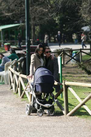 Amadeus e Giovanna Civitillo genitori felici al parco