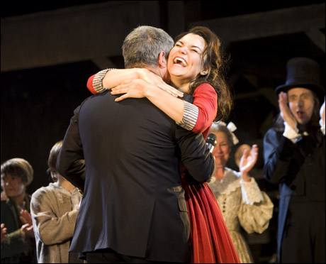 Cameron Mackintosh e Samantha Barks (foto da Playbill on line)