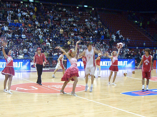 Il cast di "High School Musical"al Mediolanum Forum durante l'esibizione