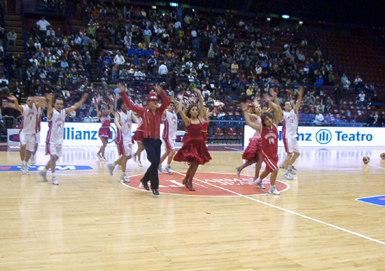 Il cast di "High School Musical"al Mediolanum Forum durante l'esibizione