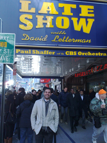 Federico Bellone a New York davanti al celebre "Ed Sullivan Theatre" che ospita il programma tv "Late Show con David Letterman"