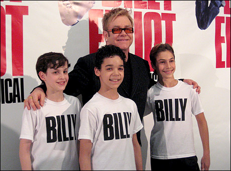 I tre interpreti con Elton John, autore delle musiche dello show