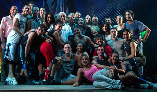 Cameron Mackintosh con il cast di "Cats" sul palcoscenico del Teatro dell'Aquila di Fermo