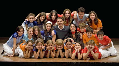 Il cast del musical "Il Mondo di Annah"