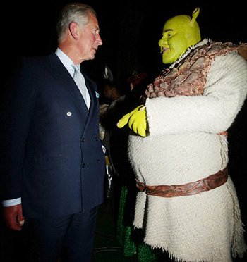 Il Principe Carlo con il cast di Shrek