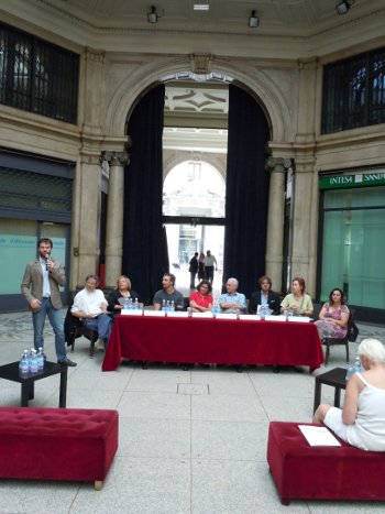 La conferenza stampa del Teatro della Luna presso la Galleria Meravigli di Milano