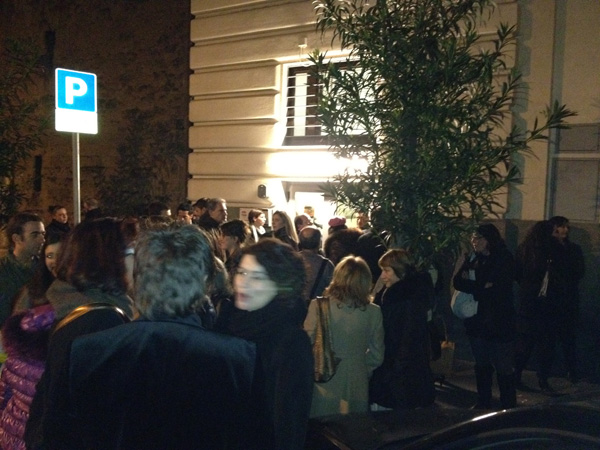 Il pubblico attende gli attori all'ingresso artisti del Teatro Brancaccio dopo lo spettacolol