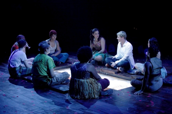 Una foto di scena di "Godspell" a Broadway