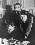 Nina Vinchi con Paolo Grassi e Bertolt Brecht nel 1956