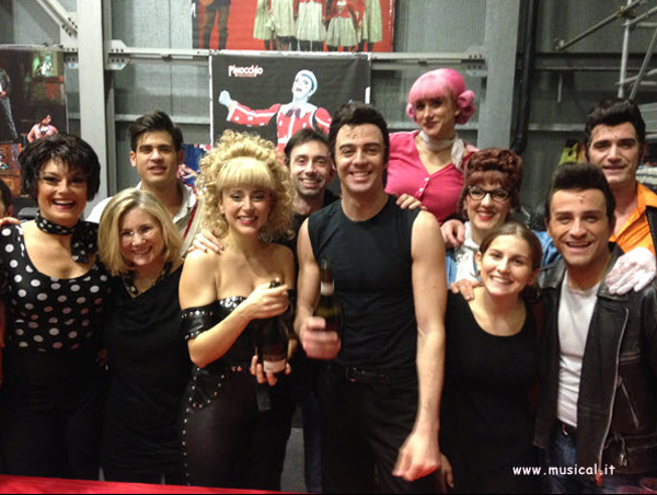 Il brindisi nel backstage di "Grease" dopo la prima al Teatro della Luna di Milano