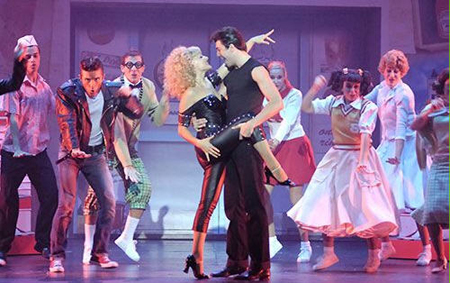 Una foto di scena della nuova versione di 'Grease' (Foto Antonio Agostini)