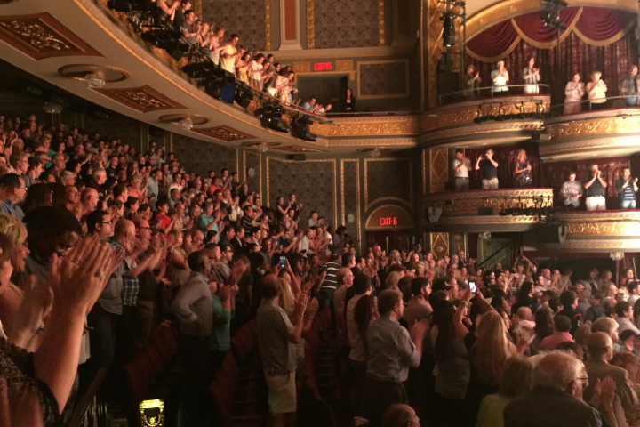 Standing Ovation per lo show e per il Presidente