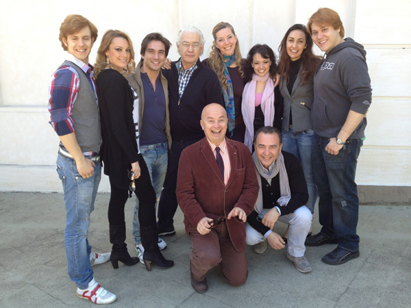 Parte del  cast con il regista Saverio Marconi