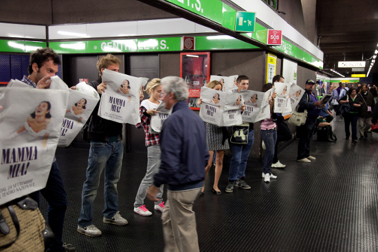 Gli strilloni di "Mamma Mia!" in metropolitana a Milano (foto Goigest)