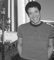 John Tartaglia nel ruolo di  Pinocchio