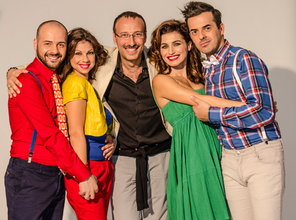 Il cast con il regista