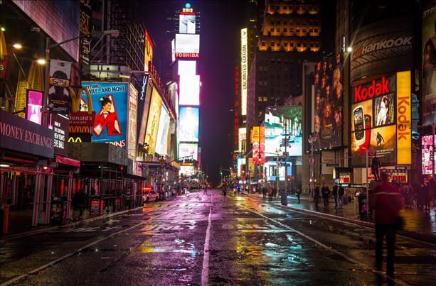 Una spettrale Times Square nei giorni di Sandy