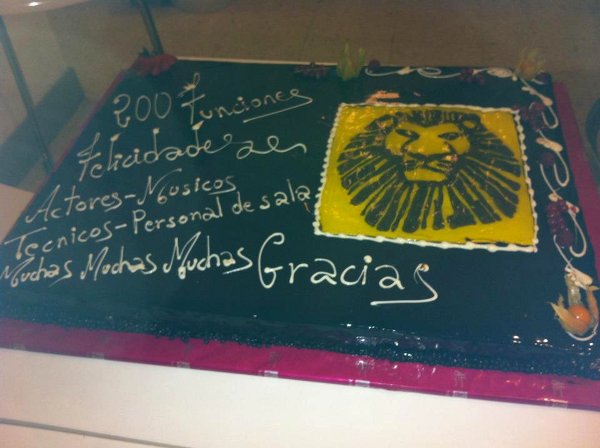 La torta "celebrativa" delle 200 repliche
