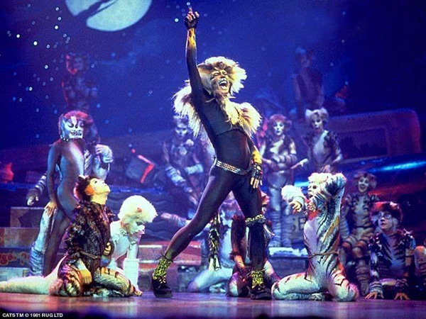 Foto di repertorio del personaggio di Rum Tum Tugger in "Cats"