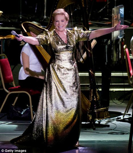 Julie Andrews in scena dopo 30 anni a Londra Julie Andrews in scena dopo 30 anni a Londra