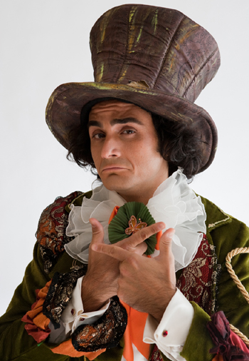 BAZ in costume di scena di "Alice" BAZ in costume di scena di "Alice"