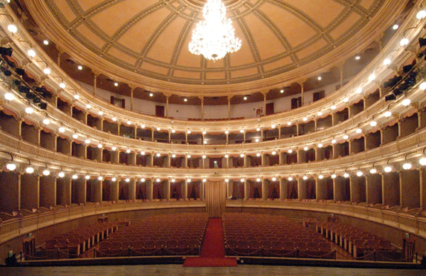 Lo splendido Teatro Coccia di Novara, sede della scuola
