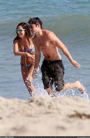 Ashley Tisdale e Zac Efron in spiaggia